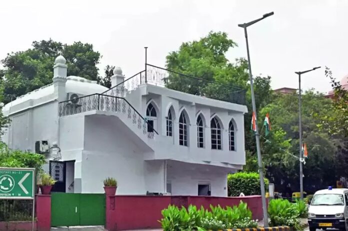 Sunehri Bagh Masjid amidst New Delhi's urban landscape.